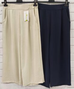 Pantalón monocolor culotte de tela, con goma en la cintura y dos bolsillos al bies.