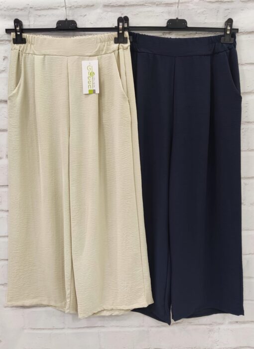 Pantalón monocolor culotte de tela, con goma en la cintura y dos bolsillos al bies.