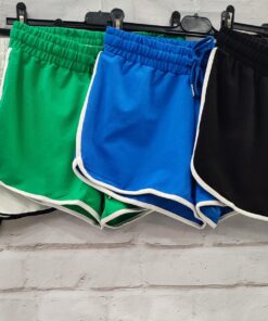 Pantalón corto deportivo con raya lateral ;goma y cordón ajustable en la cintura.