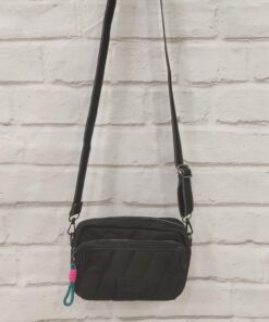 Bolso pequeño monocolor ,con asa ajustable bicolor y extraíble;dos departamentos exteriores con cierre de cremallera.