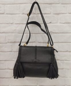 Bolso con asa larga ajustable y extraíble y asa más corta fija. Con varios compartimentos interiores y cierre con cremallera y tapa.