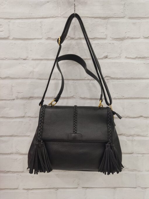 Bolso con asa larga ajustable y extraíble y asa más corta fija. Con varios compartimentos interiores y cierre con cremallera y tapa.