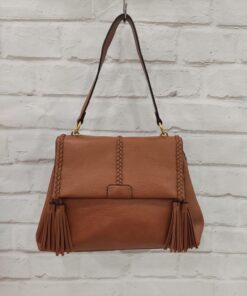 Bolso con asa larga ajustable y extraíble y asa más corta fija. Con varios compartimentos interiores y cierre con cremallera y tapa.