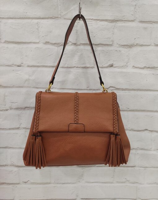 Bolso con asa larga ajustable y extraíble y asa más corta fija. Con varios compartimentos interiores y cierre con cremallera y tapa.