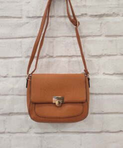 Bolso monocolor ,con detalle de cierre dorado ,con cierre de cremallera y asa ajustable.