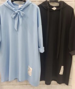 Vestido estilo sudadera con capucha y manga larga caída. Tiene bolsillos.