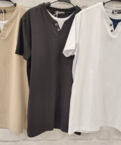 Camiseta de manga corta y cuello redondo, con efecto de camiseta blanca interior. Composición 95%algodón 5%spandex.