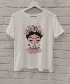 Camiseta de manga corta y cuello redondo con print frontal. Composición: 95% algodón y 5% elastano.