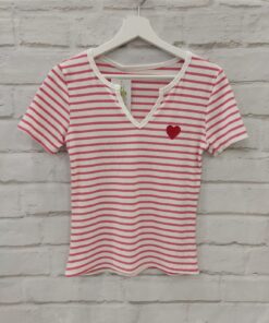 Camiseta ajustada de canalé de manga corta con escote en uve. Detalle decorativo de corazón bordado. Composición: 95% viscosa y 5% elastano.