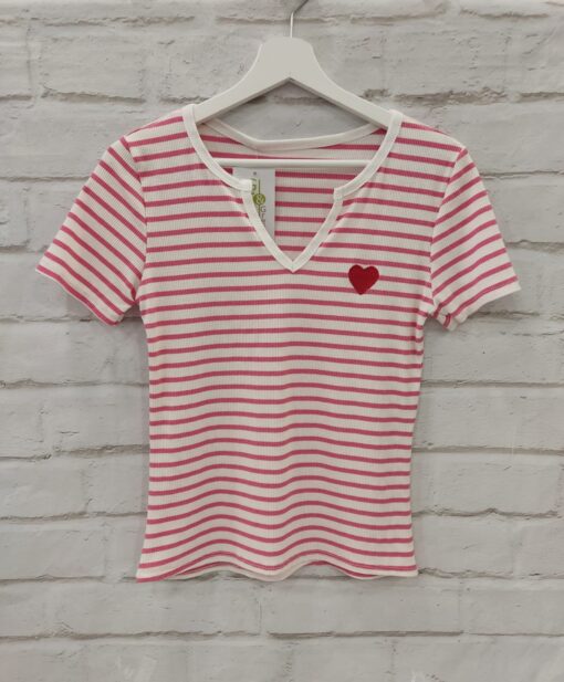 Camiseta ajustada de canalé de manga corta con escote en uve. Detalle decorativo de corazón bordado. Composición: 95% viscosa y 5% elastano.