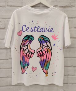 Camiseta chica de cuello redondo y mangs corta caída con pequeñas letras en el frontal,y estampado flúor en la espalda.Composición 95% algodón 5% elastano.