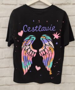 Camiseta chica de cuello redondo y mangs corta caída con pequeñas letras en el frontal,y estampado flúor en la espalda.Composición 95% algodón 5% elastano.