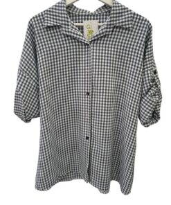 Camisa cuadros amplia sobre fondo blanco