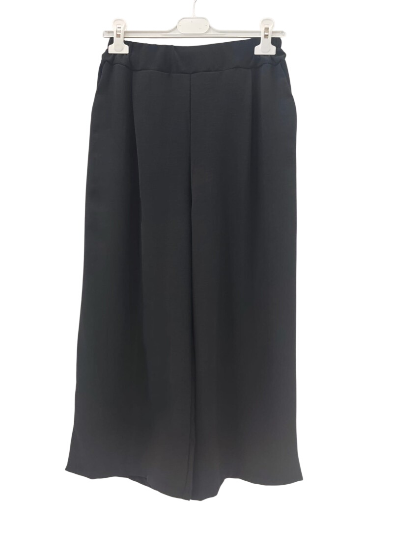 Pantalón culotte de verano para chica en color negro, corte amplio y largo midi, con cintura elástica y bolsillos al bies, en