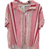 Blusa ancha de rayas verticales en tonos rojo, blanco y beige para chica, con cuello camisería, tapeta oculta y bajo redondeo