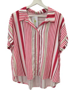 Blusa ancha de rayas verticales en tonos rojo, blanco y beige para chica, con cuello camisería, tapeta oculta y bajo redondeo