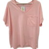 Camiseta oversize de chica en rosa suave, tejido elástico de algodón, escote en V amplio y bolsillo aplicado en el pecho, pr