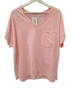 Camiseta oversize de chica en rosa suave, tejido elástico de algodón, escote en V amplio y bolsillo aplicado en el pecho, pr