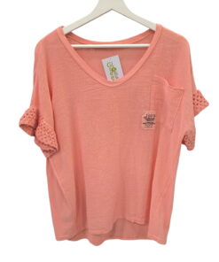 Camiseta ancha de chica, color blanco, con doble tejido en la parte frontal y bolsillo aplicado, manga corta y cuello redondo