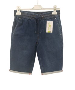 Bermuda de chico en color beige claro, goma elástica en la cintura, confeccionada en algodón con elastano y corte recto por T