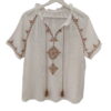 Blusa blanca de algodón para chica con bordados en el pecho, detalle de cordón en el cuello y acabado delicado en costuras