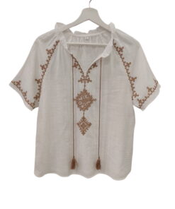 Blusa blanca de algodón para chica con bordados en el pecho, detalle de cordón en el cuello y acabado delicado en costuras