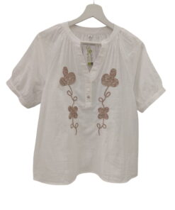 Blusa blanca para chica de algodón con cuello en V y bordado de trébol en el pecho, manga larga y corte clásico
