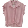 Camisa sin mangas de chica en color blanco roto, con relieves y volantes en los hombros, confeccionada en viscosa y poliamida