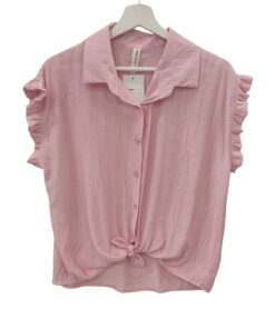 Camisa sin mangas de chica en color blanco roto, con relieves y volantes en los hombros, confeccionada en viscosa y poliamida