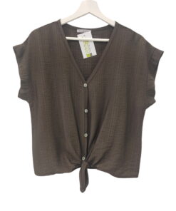 Camisa de chica sin mangas en color blanco, corte recto, cuello en V, tejido con relieve visible y textura original en viscoc