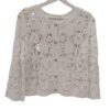 Chaqueta crochet para chica en algodón blanco roto, confeccionada a mano con patrón de flores y cierre delantero con botones