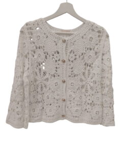 Chaqueta crochet para chica en algodón blanco roto, confeccionada a mano con patrón de flores y cierre delantero con botones