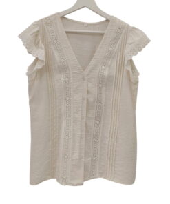 Blusa beis de chica con puntillas y volantes, manga larga y tejido fino, detalle de encaje en el delantero y acabado delicado