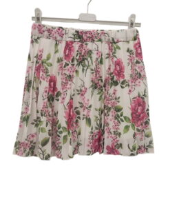 Minifalda plisada para chica en tejido poliéster con estampado de flores rosas sobre fondo claro, diseño corto y juvenil, con