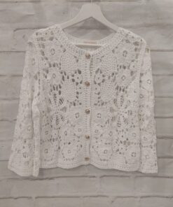 Chaqueta crochet para chica en algodón blanco roto, confeccionada a mano con patrón de flores y cierre delantero con botones