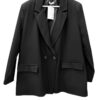 Americana oversize negra para chica, corte recto y holgado, solapa clásica, cierre de botones, falsos bolsillos y forro, en