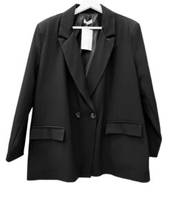 Americana oversize negra para chica, corte recto y holgado, solapa clásica, cierre de botones, falsos bolsillos y forro, en