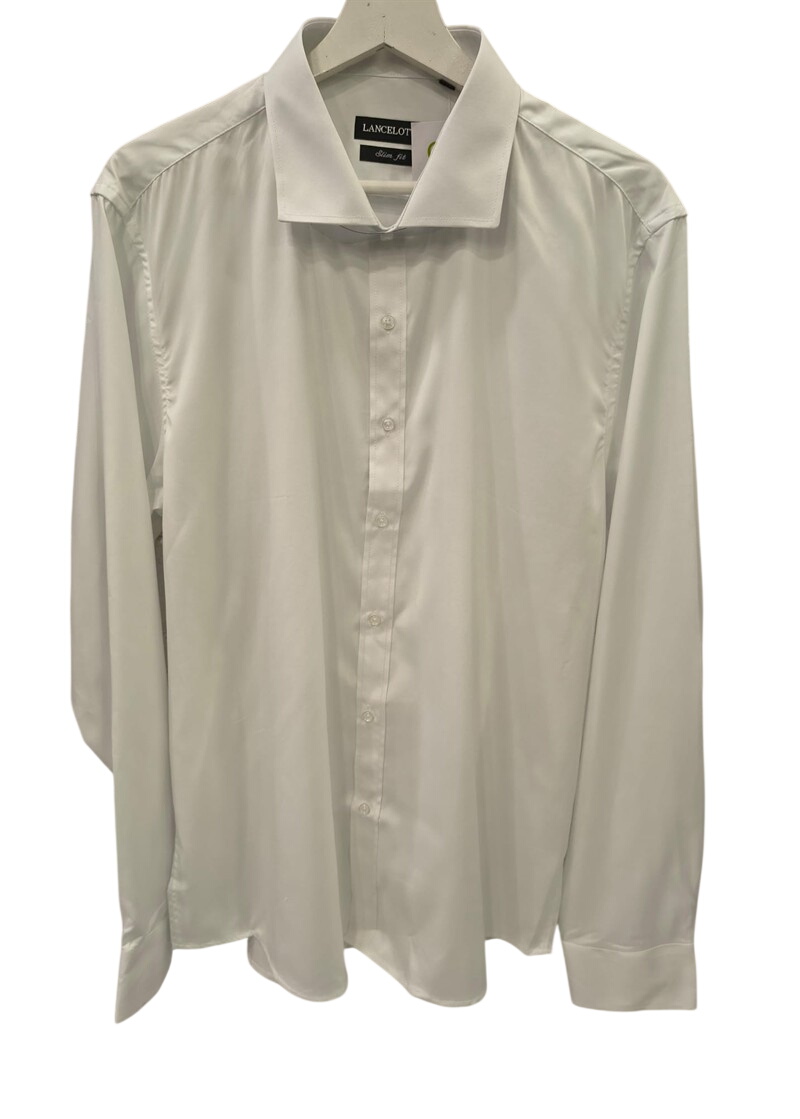Camisa blanca slim fit para chico de manga larga, corte ajustado y tejido liso con ligero acabado satinado, cuello clásico y