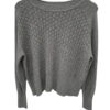 Jersey de punto gris para chica con patrón de rombos texturizados, cuello redondo acanalado y detalle metálico decorativo en
