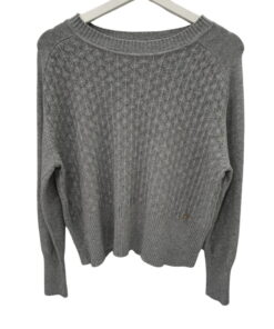 Jersey de punto gris para chica con patrón de rombos texturizados, cuello redondo acanalado y detalle metálico decorativo en