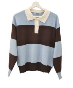 Jersey de punto fino para chica con rayas horizontales en azul claro y marrón chocolate, cuello polo blanco y botones grandes