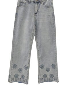 Pantalón vaquero wide leg azul claro de chica con bordado troquelado de flores en el bajo, cinco bolsillos y cierre de botón