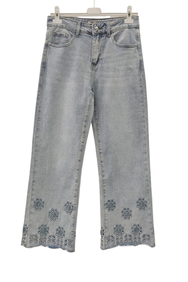 Pantalón vaquero wide leg azul claro de chica con bordado troquelado de flores en el bajo, cinco bolsillos y cierre de botón