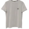 Camiseta de manga corta blanca para chico, corte recto, cuello redondo, bordado negro en mangas y pequeño emblema bordado en胸