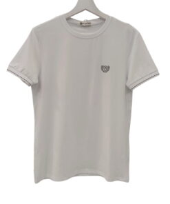 Camiseta de manga corta blanca para chico, corte recto, cuello redondo, bordado negro en mangas y pequeño emblema bordado en胸