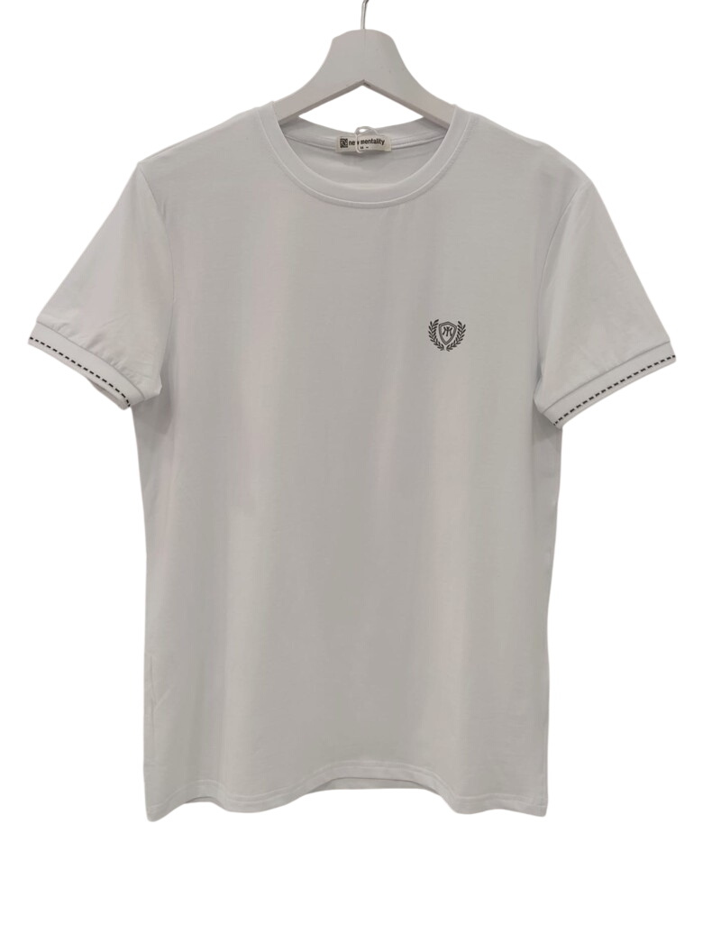 Camiseta de manga corta blanca para chico, corte recto, cuello redondo, bordado negro en mangas y pequeño emblema bordado en胸