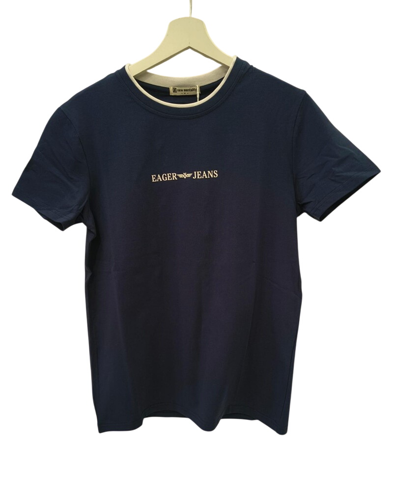 Camiseta de manga corta azul marino para chico con texto blanco EAGER JEANS y gráfico de alas en el pecho, corte recto y dobl