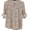Blusa de manga larga para chica con estampado de hojas en tonos marrones sobre fondo beige claro, cuello mao en V y mangas ab