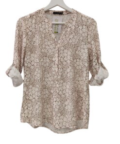 Blusa de manga larga para chica con estampado de hojas en tonos marrones sobre fondo beige claro, cuello mao en V y mangas ab