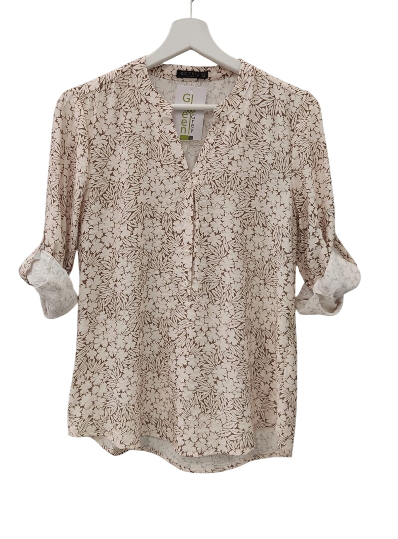 Blusa de manga larga para chica con estampado de hojas en tonos marrones sobre fondo beige claro, cuello mao en V y mangas ab